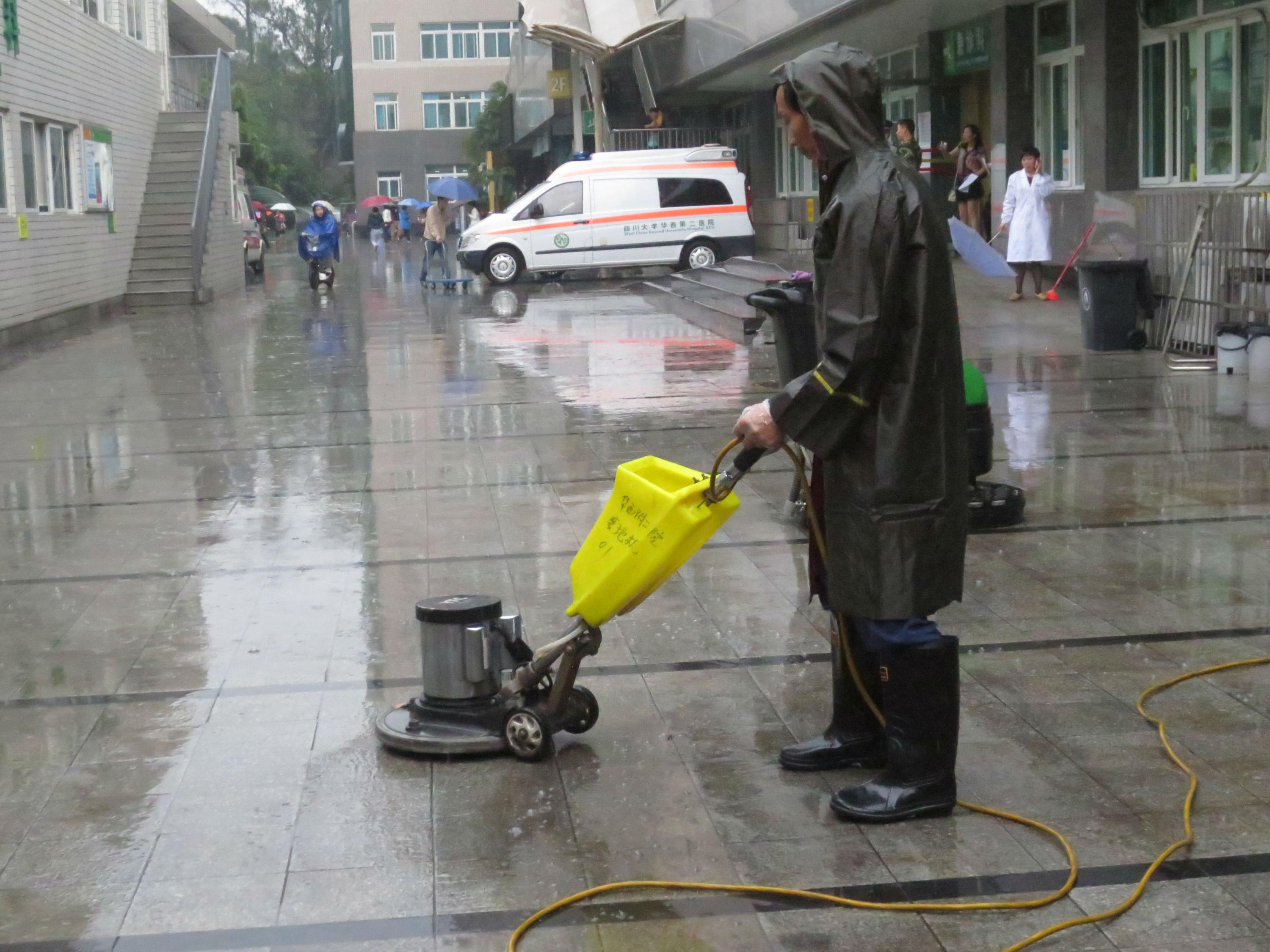 天公作美下大雨员工抢时巧洗地