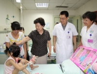 四川省妇联副主席施克玲到院看望受伤害的小孩