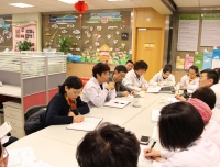 医院工会、财务部、后勤管理部在检验科开展党的群众路线实践活动