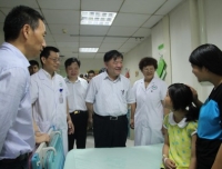 全国人大常委会副委员长陈竺前往华西第二医院看望多名白血病和先心病患儿