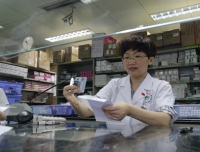 “戴党徽、亮身份、树形象、做表率”
---华西第二医院党委扎实开展“两学一做”学习教育