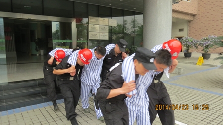 要I搀扶病人.JPG