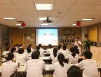 检验科党支部开展“悦读《暖医》分享会”