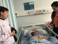 院领导慰问儿童心血管车祸受伤员工