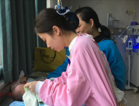 新生儿团支部对出入院患儿家属进行健康宣教活动
