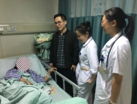 急诊科党支部慰问生病同志