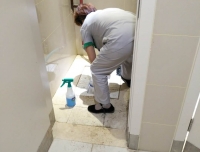 保洁员通宵加班，为锦江院区开业积极准备