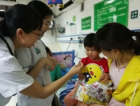 医护人员悉心照料 急诊患儿欢度六一