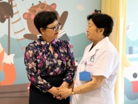 医院党委亲切慰问困难党员和老党员