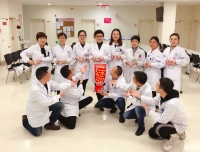 检验科为全科女老师送去节日慰问