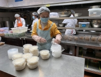 做好后勤工人的防控， 保障临床一线医务人员营养