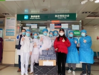 热心群众向急诊医务人员送蛋糕