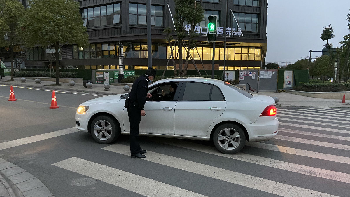 急救通道入口引导车辆 (2).jpg