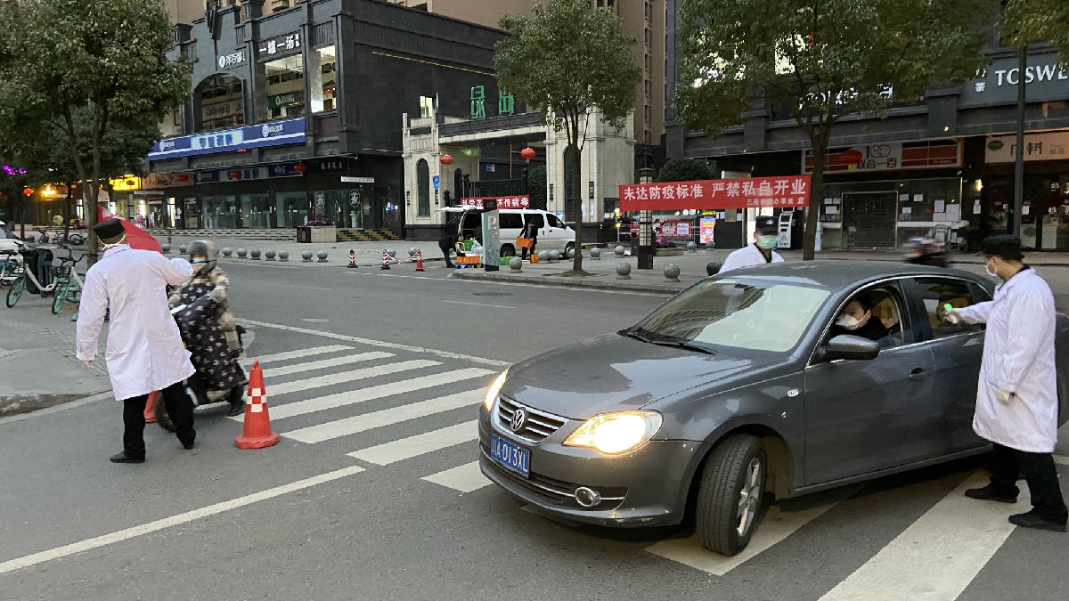 紫檀路车辆入口测量体温 (2).jpg