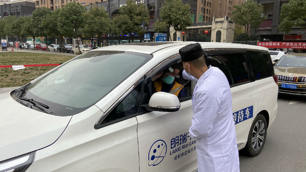 紫檀路车辆入口测量体温 (3).jpg