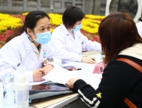 【人民网】情系“三八”妇女节 华西二医院举行义诊活动
