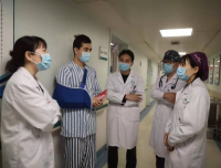 意外受伤热心相助，相亲相爱民族团结