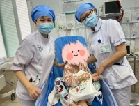 医护人员慰问关怀 急诊患儿欢度六一